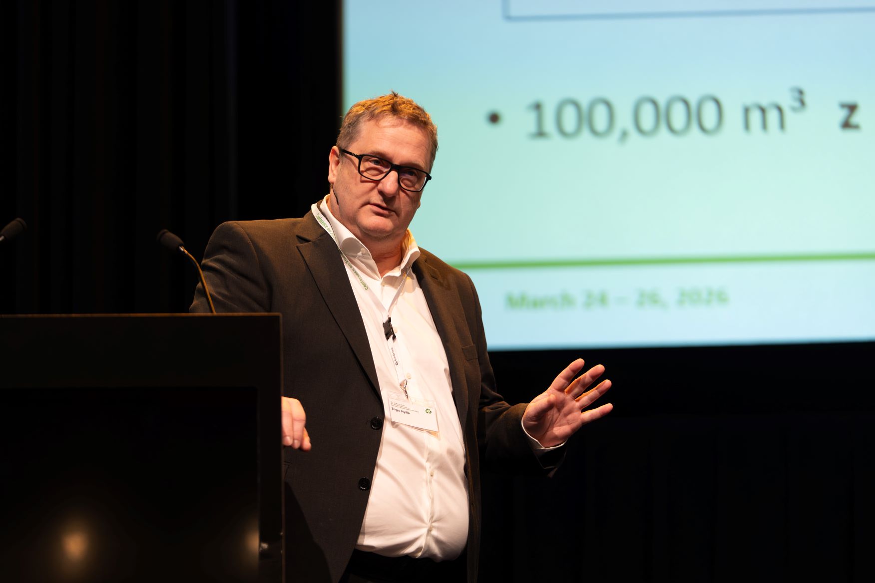 Dr.-Ing. Ingo Hylla during his talk at the conference in Amsterdam.
